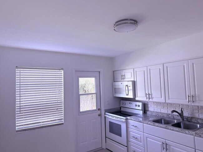 Foto del edificio - 626 Prosperity Farms Rd