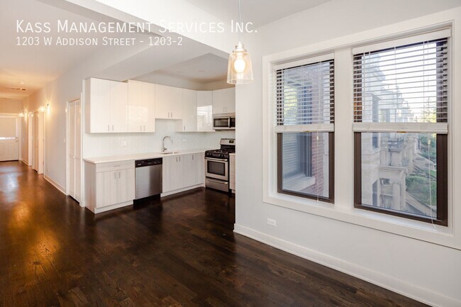 Foto del edificio - Stunning 2 Bed 2 bath in East Lakeview - M...