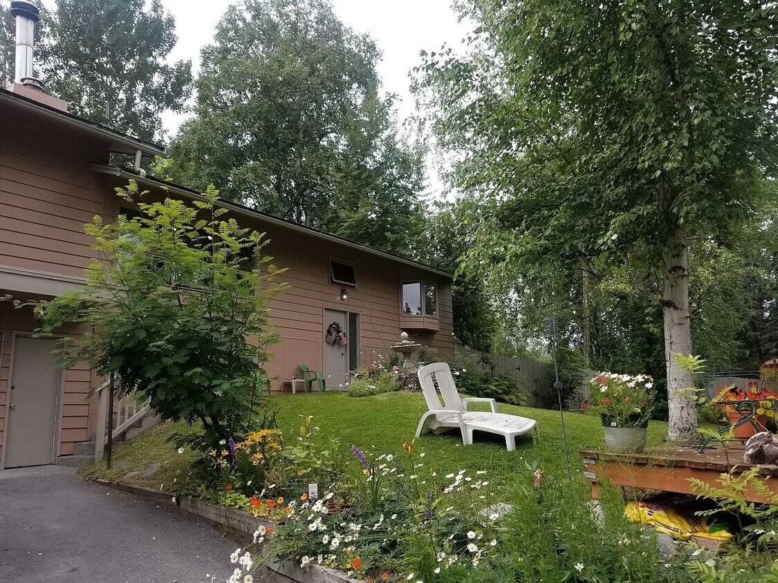Primary Photo - 2 bed 1 bath All Utilities Included.