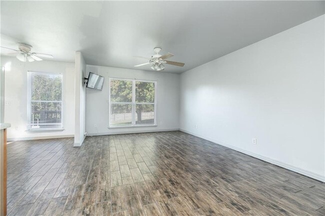 Building Photo - 2 bedroom 2 bath house, fenced, 1 car garage