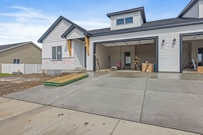 Building Photo - BRAND NEW - 5 Bed 4 Full Bath Home in Suga...