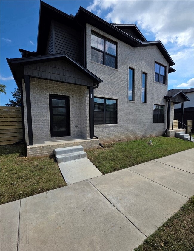 Building Photo - 827 N Crater Ave