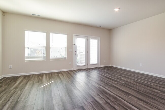 Building Photo - 921 Field Ivy Dr