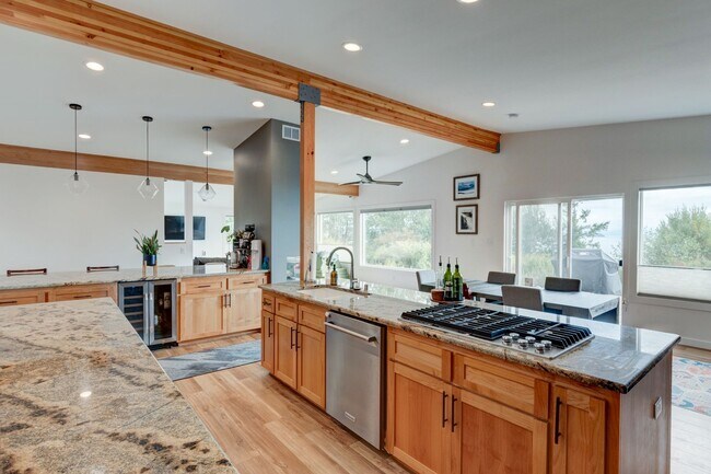 Building Photo - 3 Bedroom 2 Bath Home with a Wonderful View