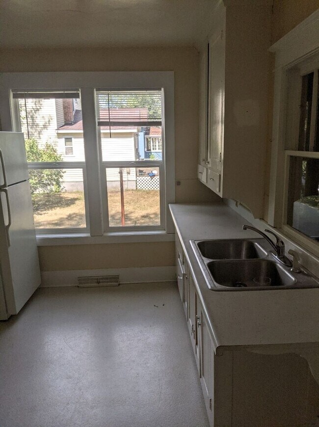 Building Photo - New Listing! 3+ bedroom/2bath Close to Everything!!