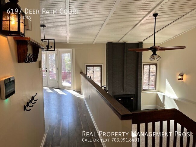 Foto del edificio - 6197 Deer Path Ct