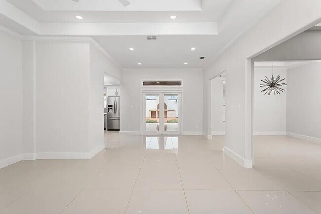 Building Photo - 505 E Nassau Ave
