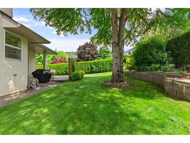 Building Photo - 46660 Sylvan Dr