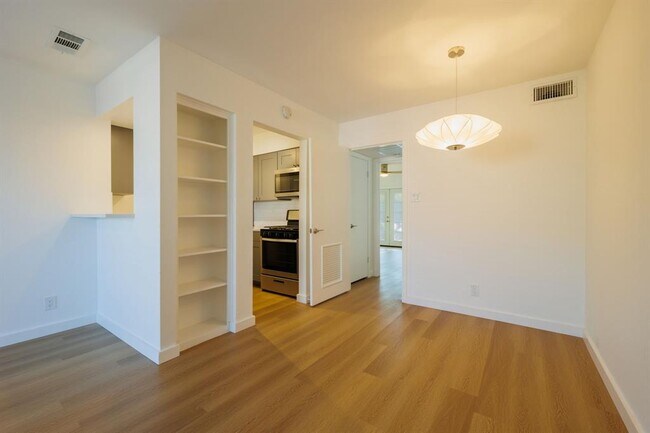 Foto del edificio - 7920 Rockwood Ln