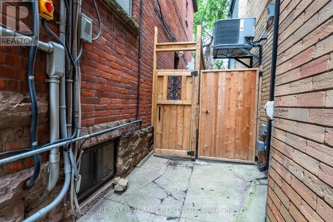 Building Photo - 98 Winchester St