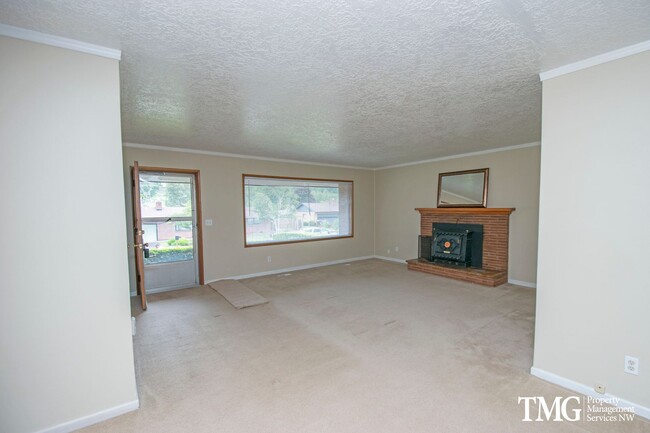 Foto del edificio - Beautiful Three Bedroom in Great Camas Nei...