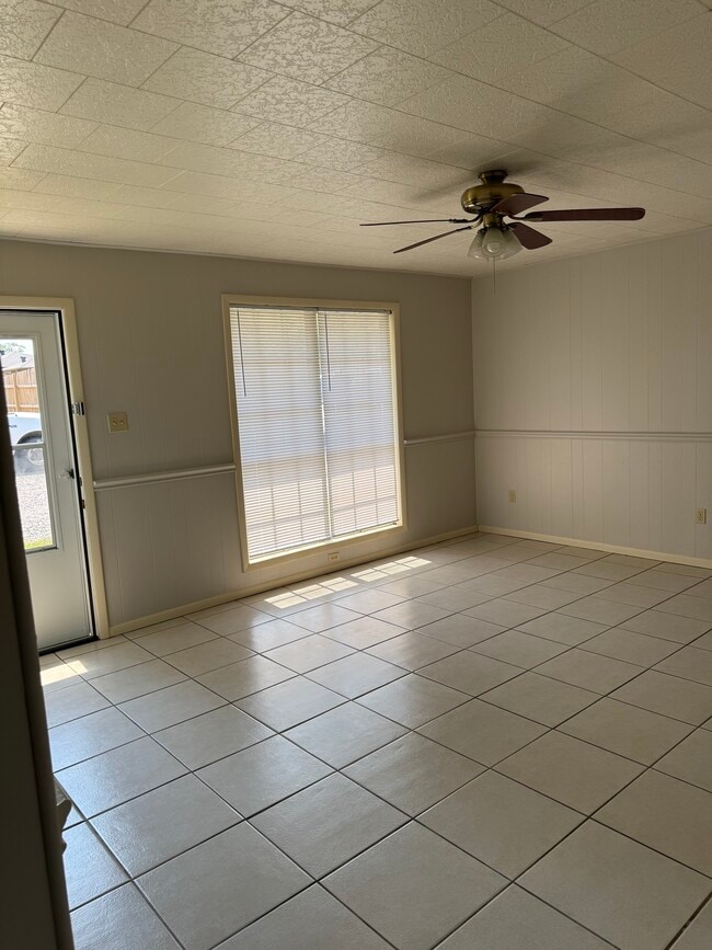 Building Photo - 5845 Pine Hill Dr
