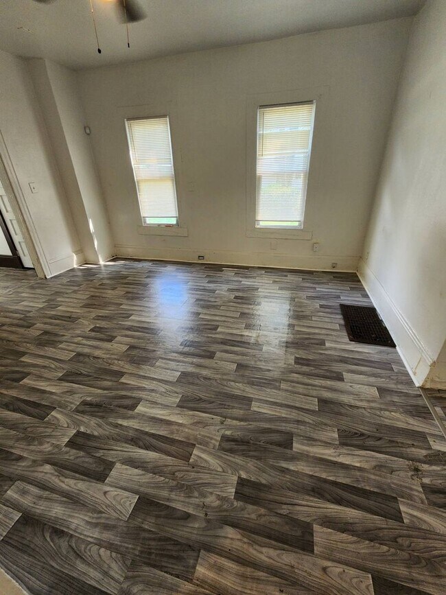 Building Photo - Charming 4-Bedroom Property in Prime Location