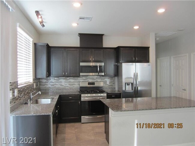 Building Photo - Beautiful 3 Bedrooms/3 Full baths, with bedroom downstairs