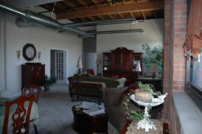 Spacious living area - 110 Ottawa St