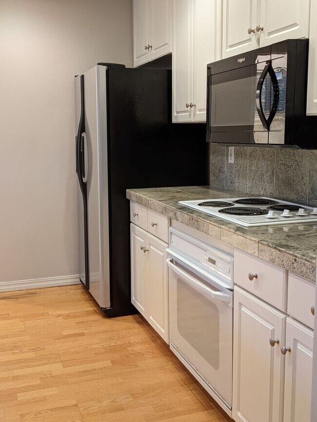 Building Photo - Modern Townhome in Beautiful Northwest Por...