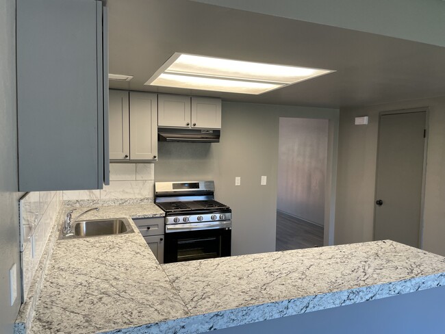Kitchen - 1011 W 7th St