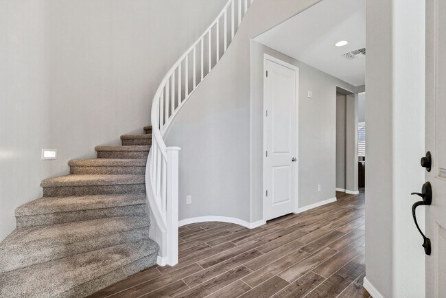 Foto del edificio - Spacious 5 Bedroom Home for Rent in East Mesa
