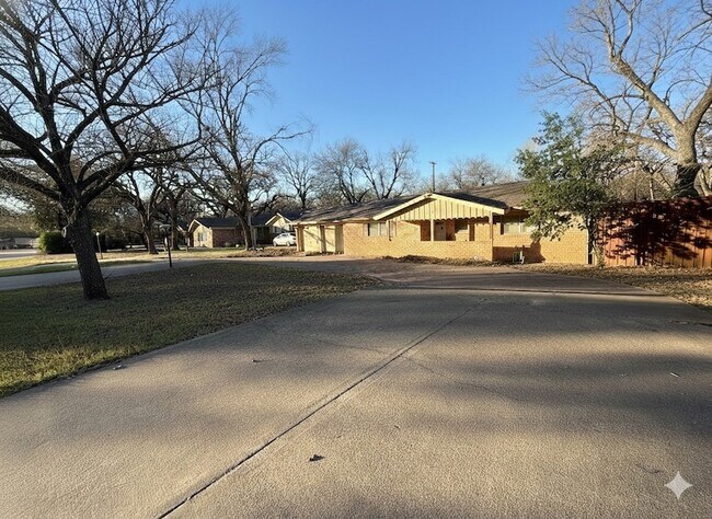 Building Photo - 7013 Meadowbrook Dr