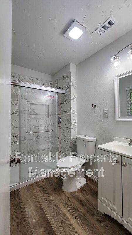 Foto del edificio - 704 Royce Dr