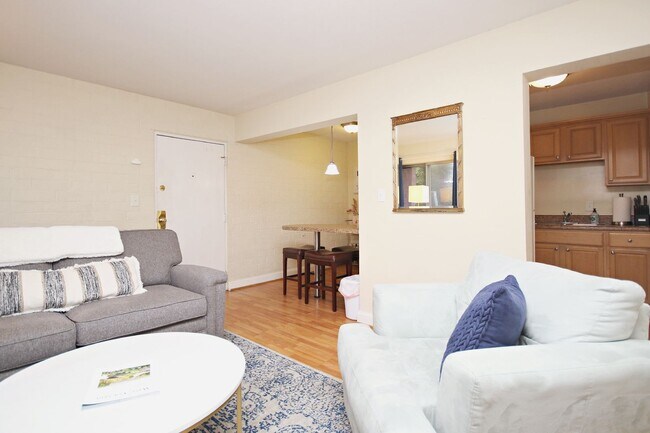 Foto del edificio - Student-Friendly 1800 JPA Garden Apartment...