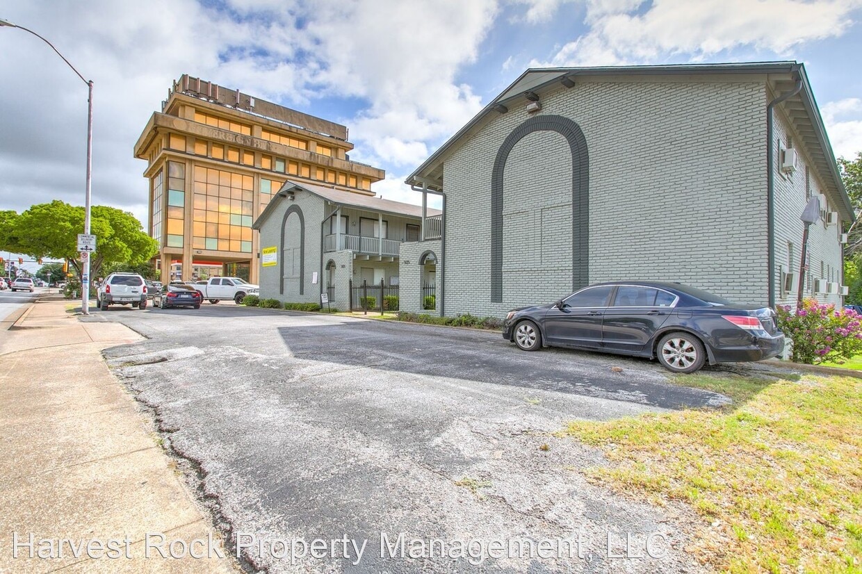 Primary Photo - 3125 S University Dr