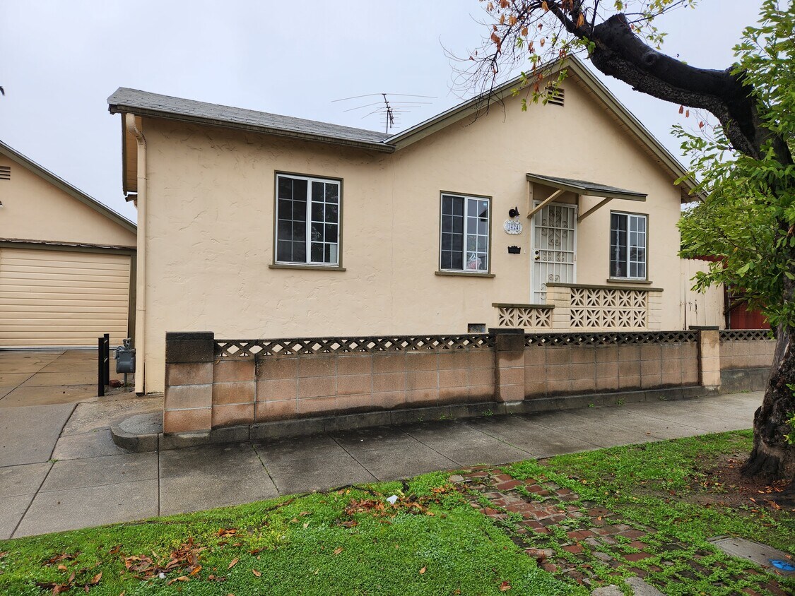 Foto principal - 1424 W Shorb St