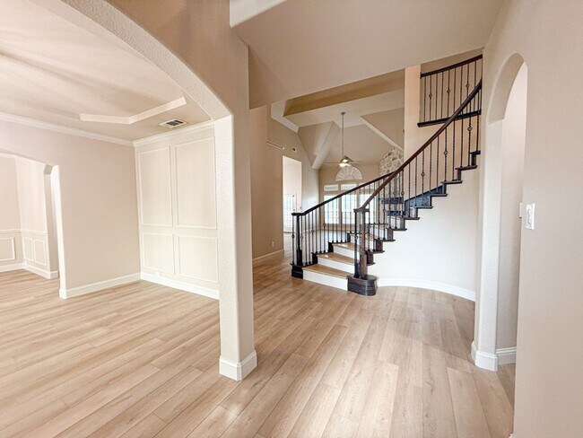 Building Photo - 600 Falcon Dr