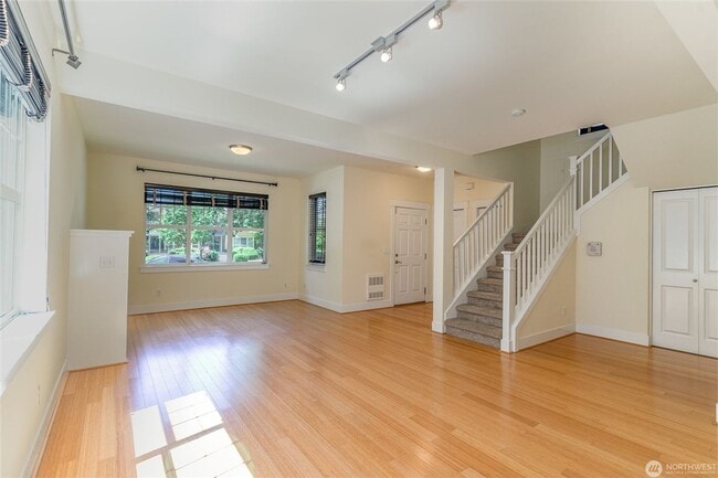 Building Photo - 2Bd/2.5Ba Issaquah Home