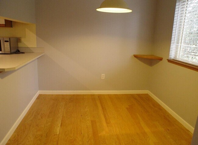 Foto del edificio - Updated 2BR Condo w/ 2 Covered Parking – Kenmore
