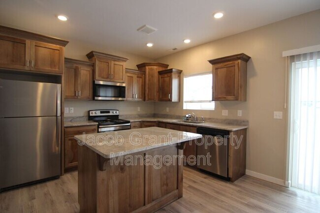 Building Photo - 655 Ruby Circle