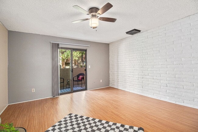 Building Photo - Well Maintained 2 Bed, 2 Bath Townhome in ...
