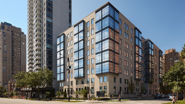 Ideally located on Lake Shore Drive in Chicago’s distinguished Gold Coast, 61 Banks Street is an ultra-luxury rental residence offering expansive two- and three-bedroom homes. - 61 Banks Street