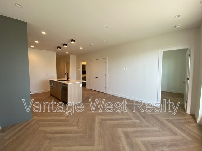 Building Photo - 3340-3340 Lakeshore Rd