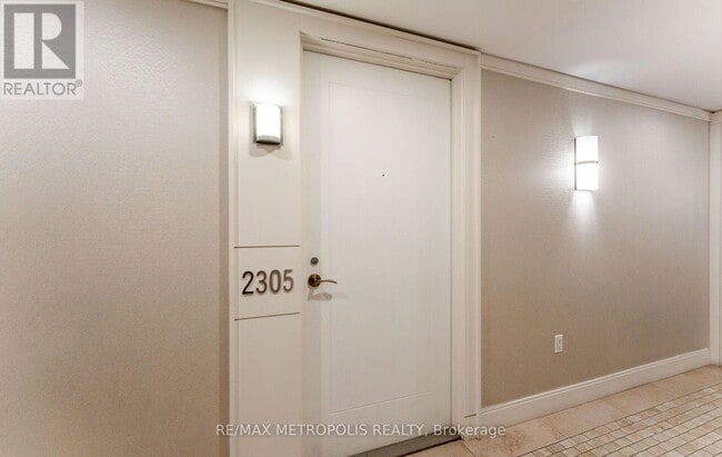 Photo du bâtiment - 830-2830 Lawrence Ave W