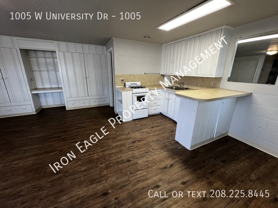 Building Photo - 1005 W University Dr