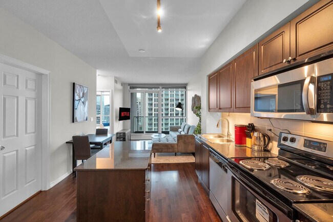 Building Photo - 215 Fort York Blvd