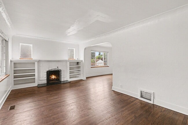 Building Photo - Available NOW! 3 Bedroom 2 Bath Beautiful Home in Denver!