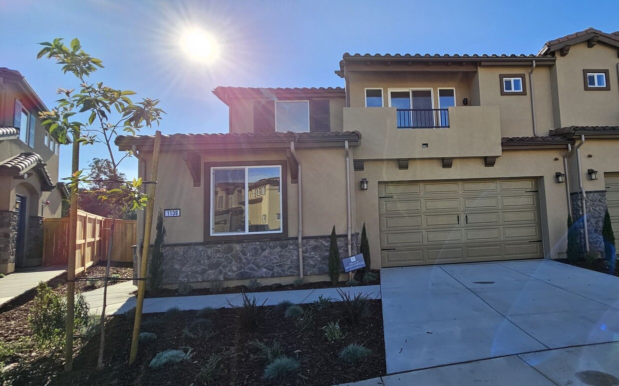 Foto principal - Brand New Meadow View Two Story Townhome i...