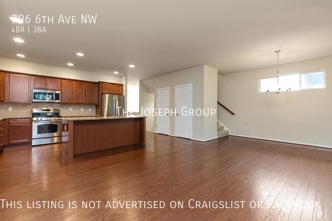 Building Photo - Truly spectacular find in downtown Issaquah!