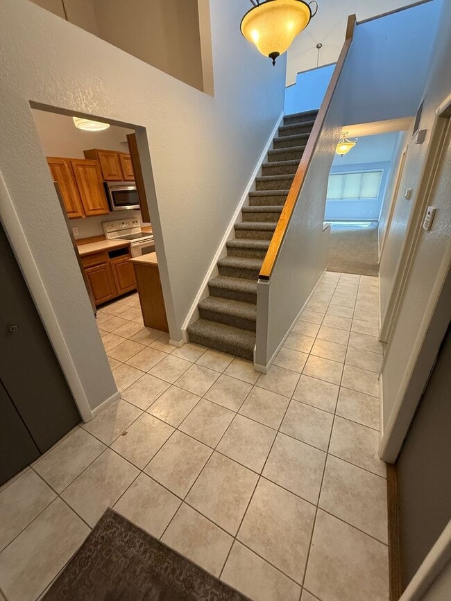 Building Photo - Quiet Midtown Home