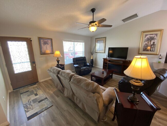 Foto del edificio - Beautifully Furnished SHORT TERM (May - Ju...