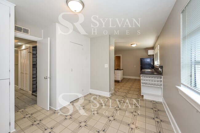 Building Photo - Enjoy one-level living in this 3 bedroom, ...