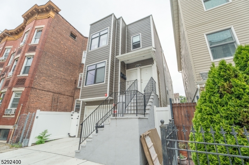 Primary Photo - 279 12th Ave