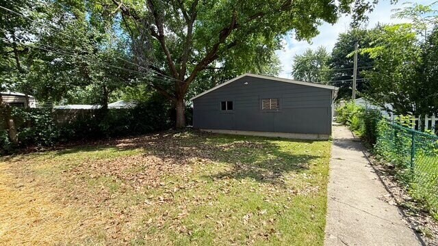 Foto del edificio - EAST SIDE 2 BEDROOM WITH BASEMENT!  AVAILABLE NOW!
