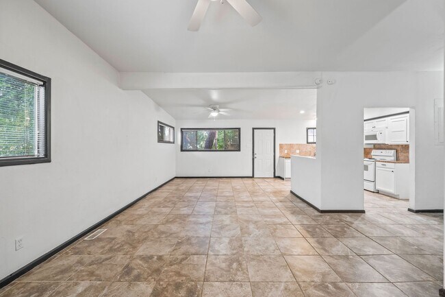 Foto del edificio - Vintage 3 Bedroom Home w/ Large Backyard