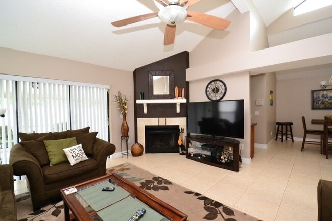 Building Photo - Fantastic 3 BR Lake Mary Home with vaulted...