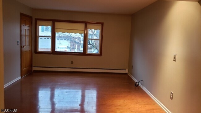 Building Photo - 187 Rose Pl