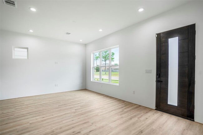 Building Photo - 15000 S Richmond Ave