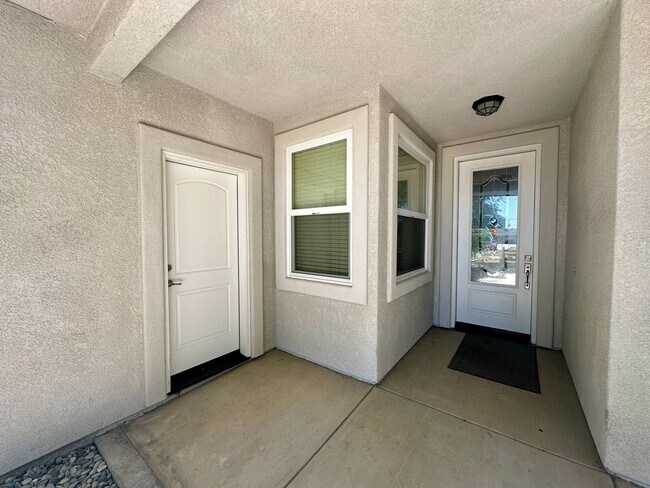 Building Photo - Meticulously Kept 4 Bedroom 2.5 Bathroom S...